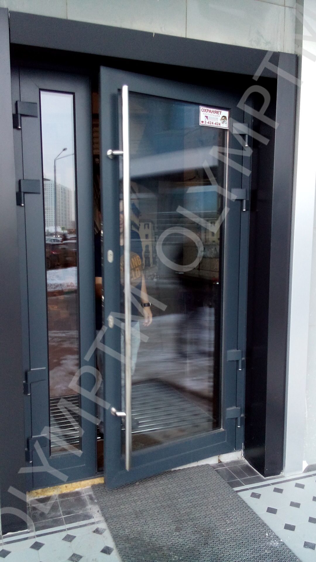 Дверь в подъезд со стеклом. Входная алюминиевая дверь КПТ 74. Двери КПТ 74 алюминиевые. Входные алюминиевые двери Легран. Дверь алюминиевая 900х2100.